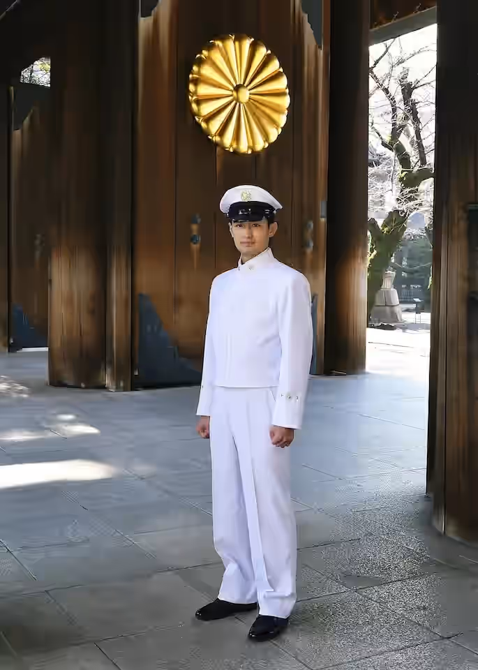 菊の御紋の前で - 防衛大学夏服での撮影
