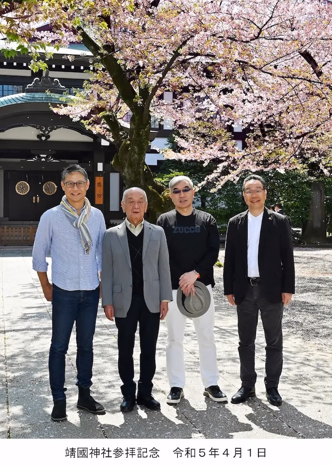 斎館前にて - 毎年靖国の桜の季節に記念写真を撮影されるお客様