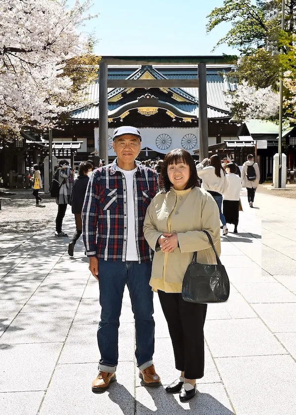 斎館前で - 桜の下で和やかなお二人の姿