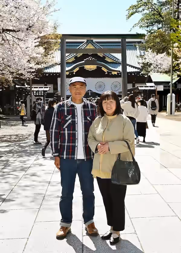 斎館前で - 桜の下で和やかなお二人の姿