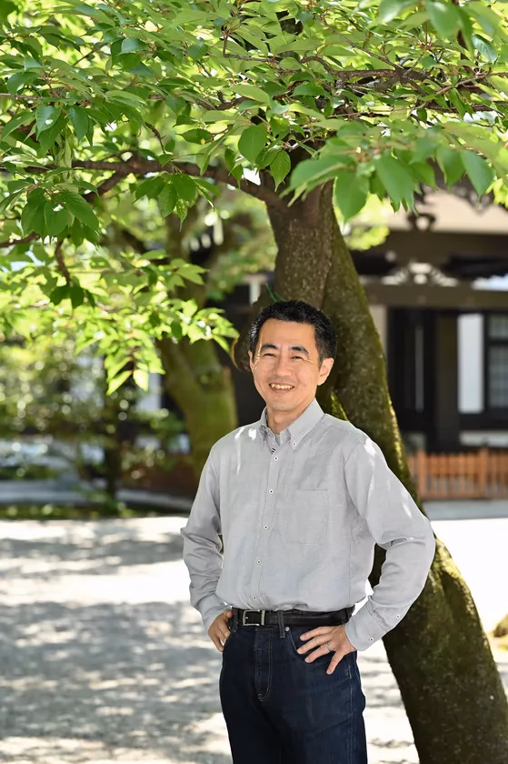 新緑と歴史的建造物を背景に
