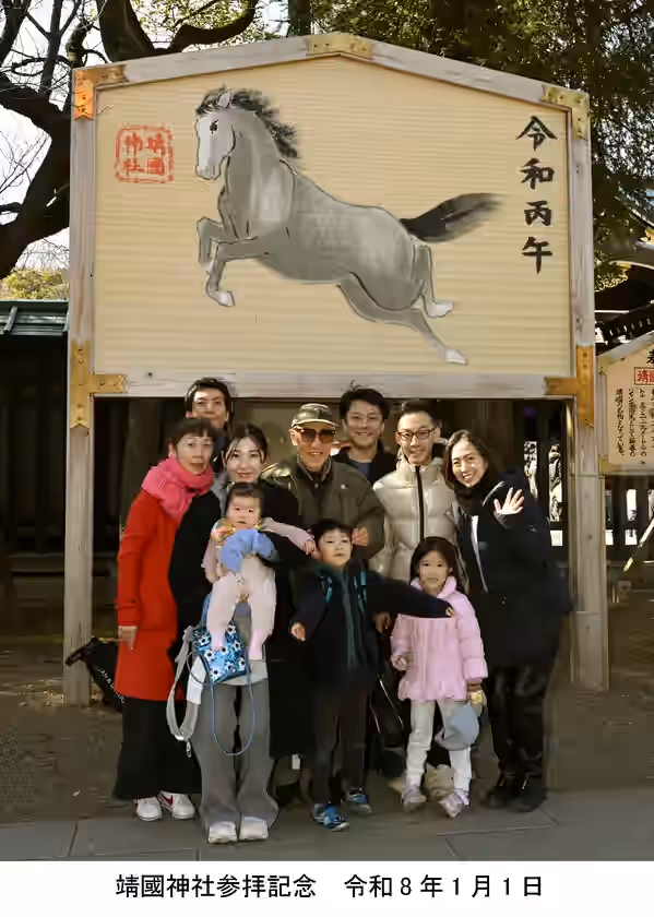 絵馬の前で